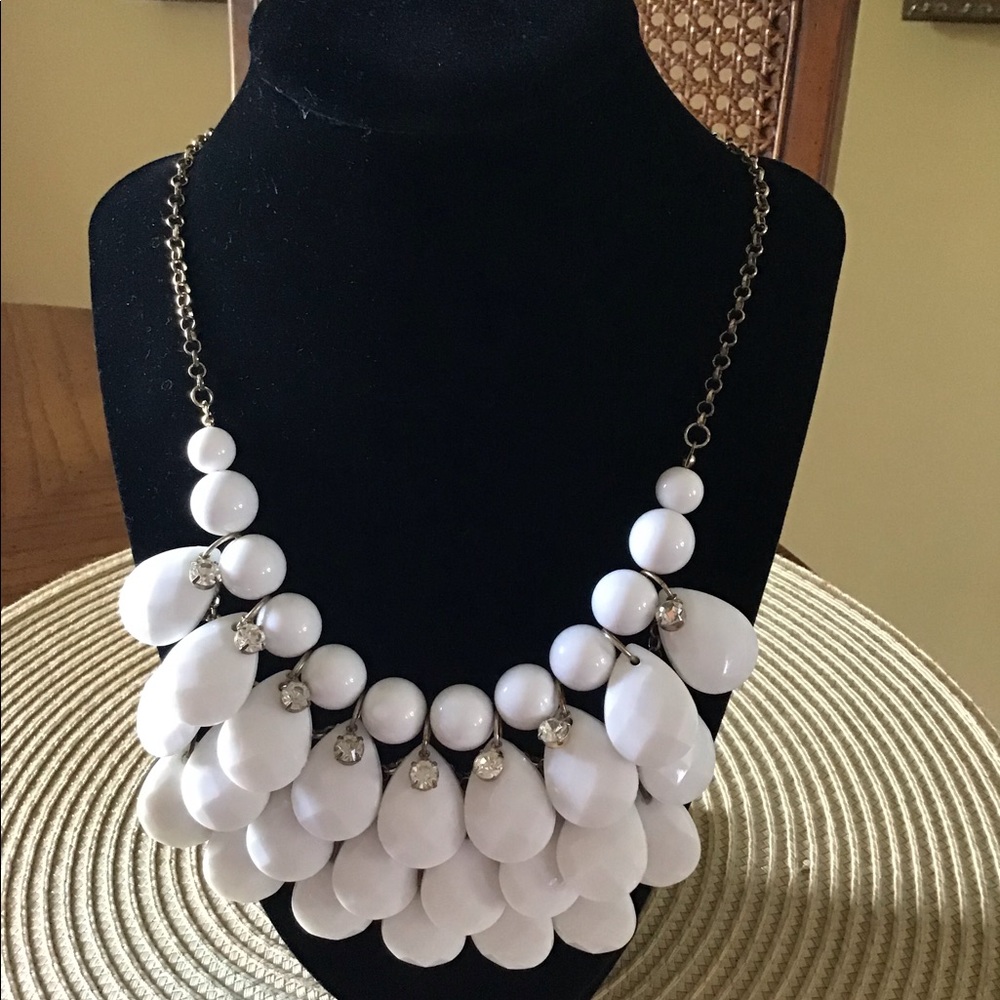 Necklace white stones Chunky style Cascading effect versatile feminine